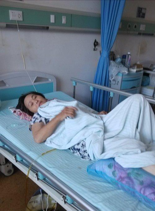 婆婆每月5500退休金,住院费六万让儿子出,后来儿媳妇感谢婆婆