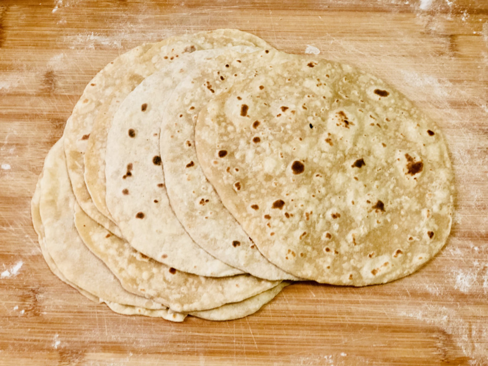 河南名吃烙馍只要掌握好烫面技巧2分钟出10张卷菜吃特别香