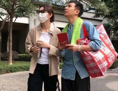 “土low俗”的大狼狗夫妇：因卖假货被骂，真有钱还是伪富豪？