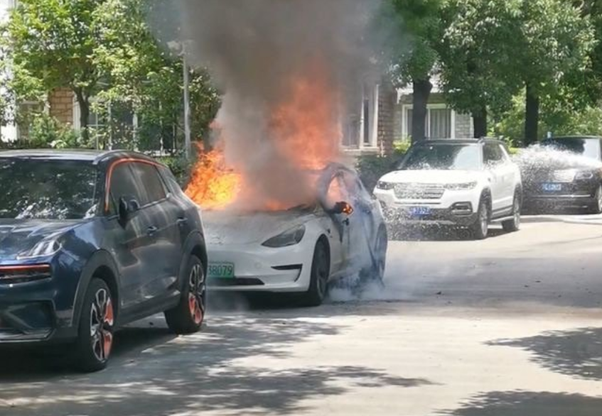 广州一特斯拉疑似"自燃":还烧毁了旁边宝马7系!紧急回应来了_腾讯新闻