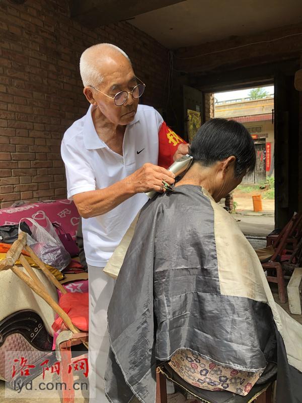 李书茂为村民理发