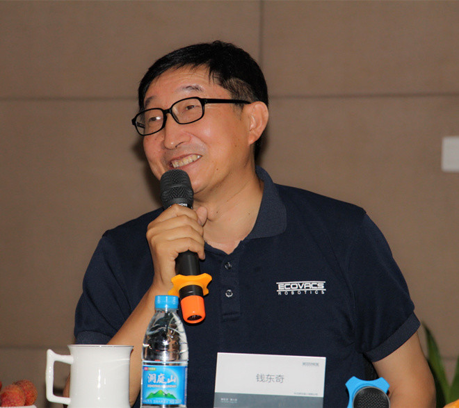 1988年,科沃斯成立,跟钱东奇一起创办这家公司的还有一个女搭档庄建华