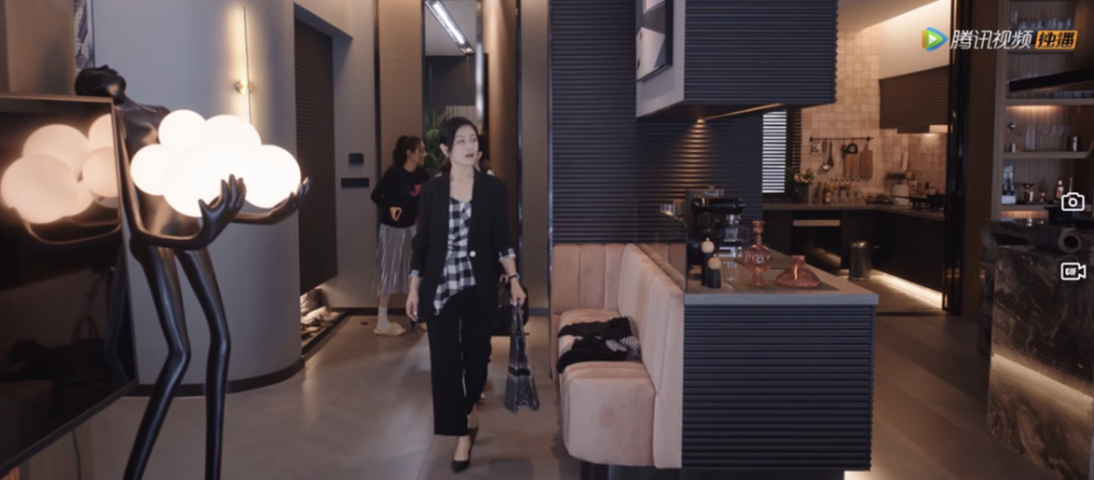 迪丽热巴上海外滩豪宅曝光400㎡大平层光家居就超100w