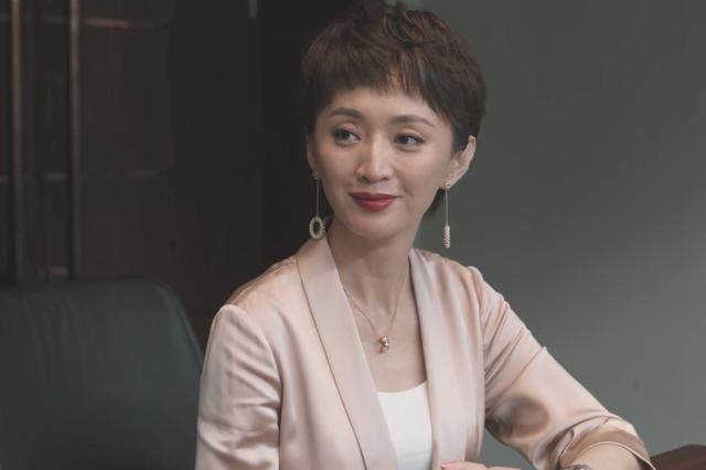 剧中因为董事长表扬了吴红玫,玛丽亚特别嫉妒,所以总会给她穿小鞋.