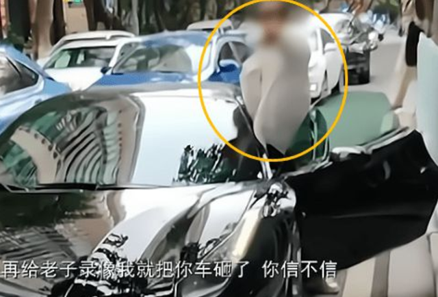 "臭屌丝,我有关系弄死你":法拉利女司机追尾马自达,我看傻了