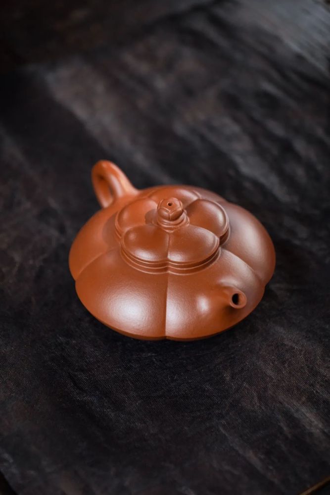 作者】王雨生【容量】190cc  7孔出水【泥料】原矿朱泥【名称】合梅壶