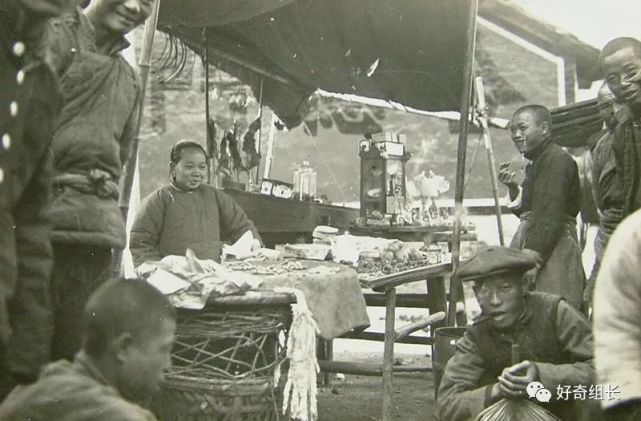 30年代,农村地摊市场.路边小吃摊.