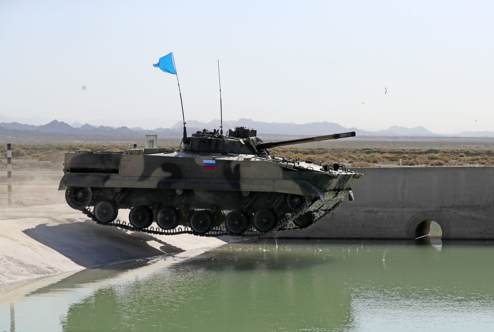 俄罗斯参赛队员驾驶步战车飞跃涉水场.罗兴仓摄