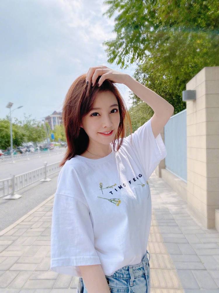 之前参加冯提莫的一些线下活动的粉丝就分享过冯提莫