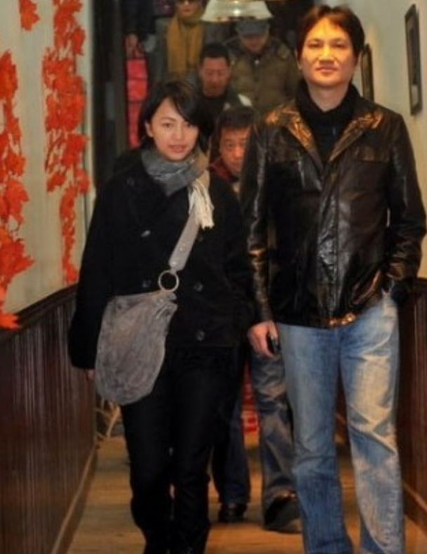 37岁嫁华谊副总裁,王菲给她当伴娘,48岁手握半个娱