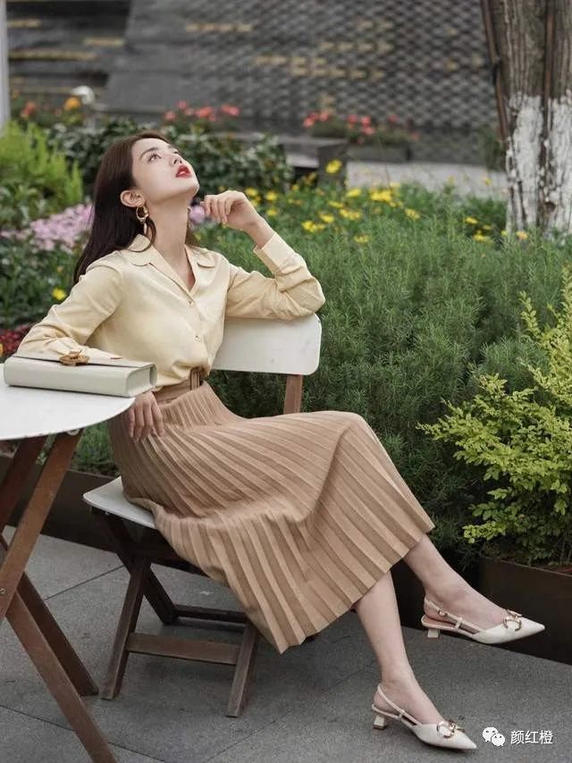 30岁左右的女性,穿衣打扮有讲究,这些穿搭优雅干练又时髦