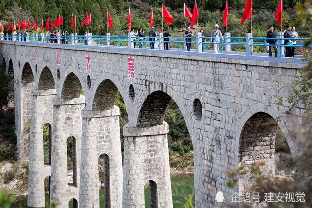 大寨村团结沟渡槽,渡槽上面加盖石板,下面输水,上面行人