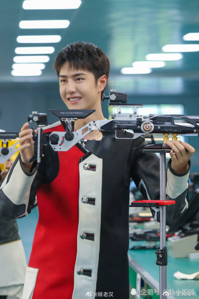 横店鹰眼名不虚传?王一博试枪9.4环,网友:你去参加奥运会好吗?