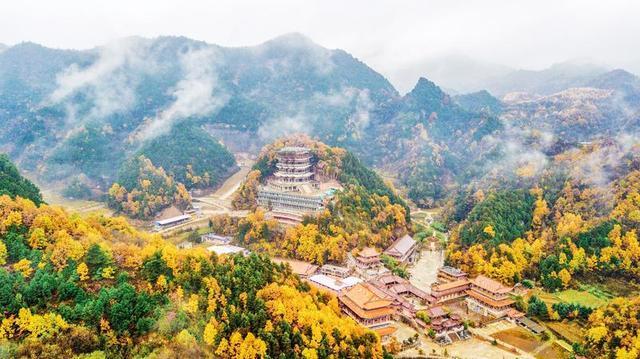 净土曼殊寺凝聚了千年的风雨沧桑和天地的造化神奇,这片人间净土虽然