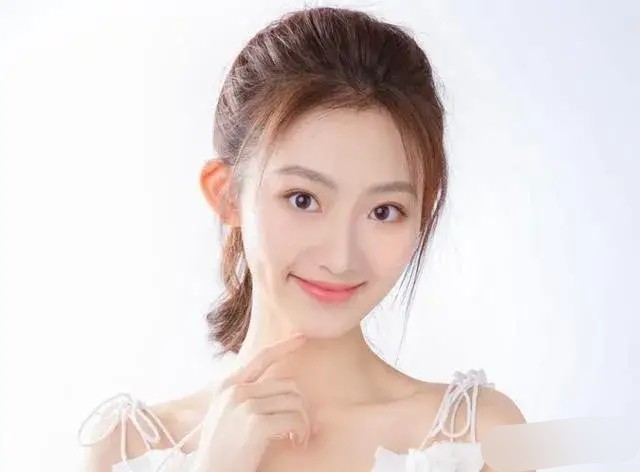 馄炖店的老板娘,于京京饰演者周知是一位知性典雅的美女,是一位做生意