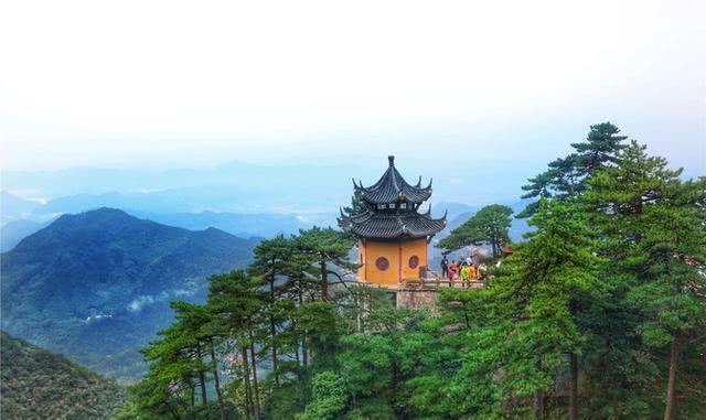 九華山最高寺院在海拔1300多米的山峰上來九華不上天台就等於白來