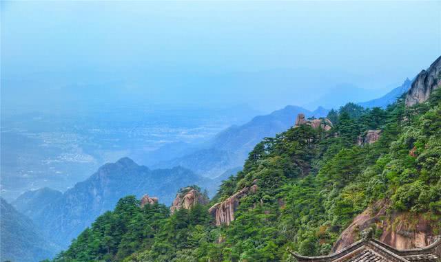 九華山最高寺院在海拔1300多米的山峰上來九華不上天台就等於白來