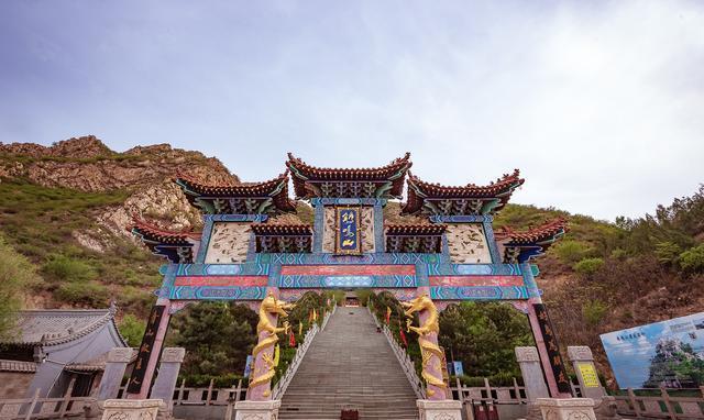 自驾鸡鸣山距北京最近的三教合一名山半夜听鸡叫晨昏看彩霞
