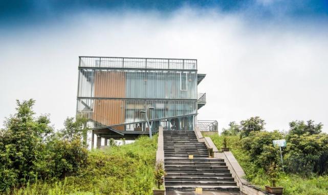 在野玉海山地旅游度假区悬崖酒店里,可以遥望到世界第一高桥(北