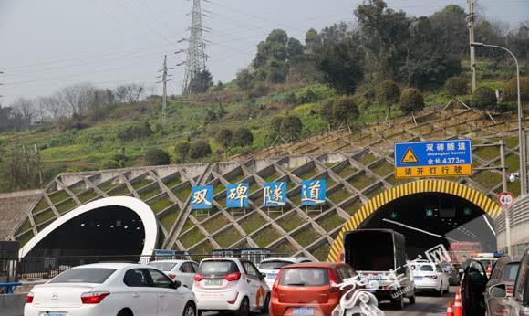 为什么双碑隧道会那么拥挤呢?主要有几点原因.