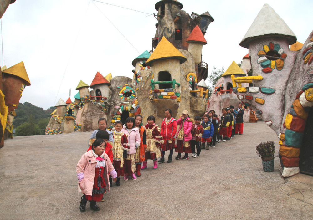 云南的小人国里,生活着140多个来自全国各地小矮人,他们有的是侏儒病