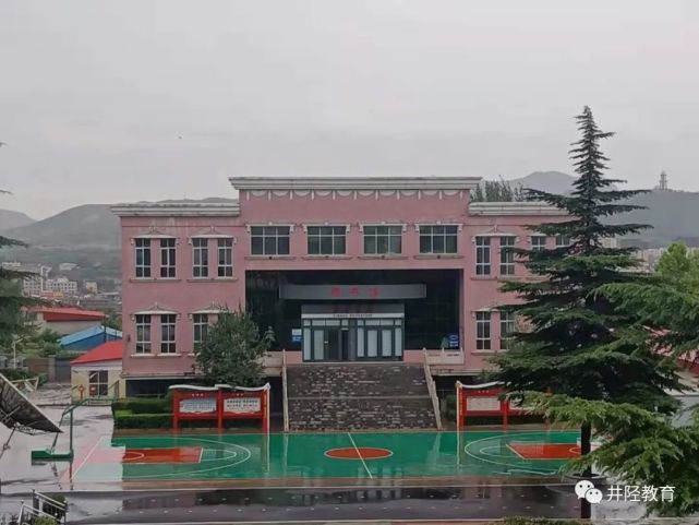 井陉陉山中学:追求卓越!逐梦蓝天!