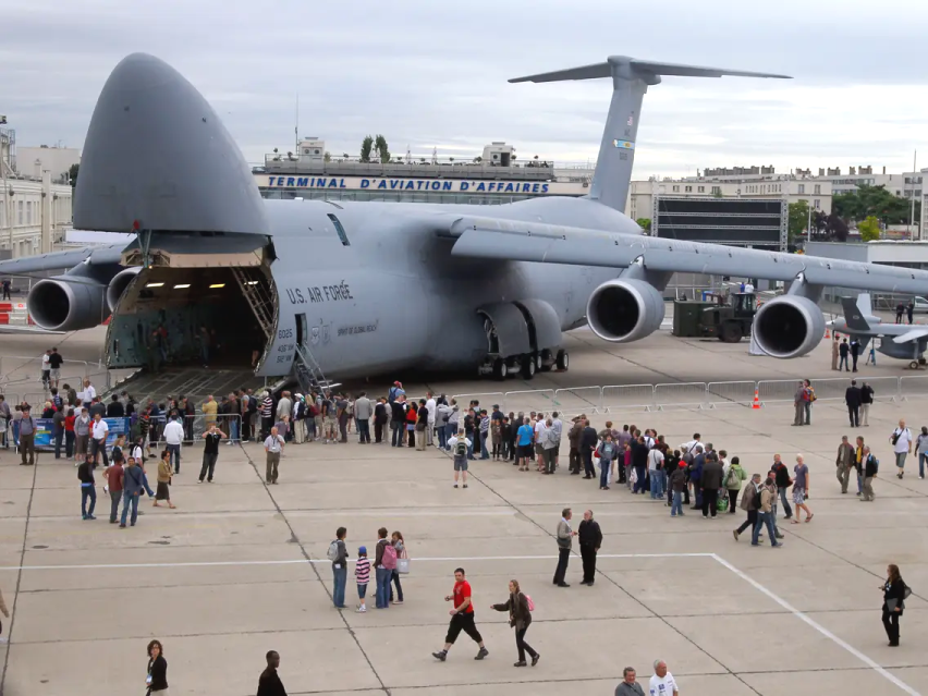 c17運輸機在阿富汗裝823人更大一號的c5能不能裝上千人