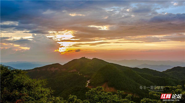 【每日一图@湖南】罗霄山脉唯美大片 阳光为群山披上霞衣