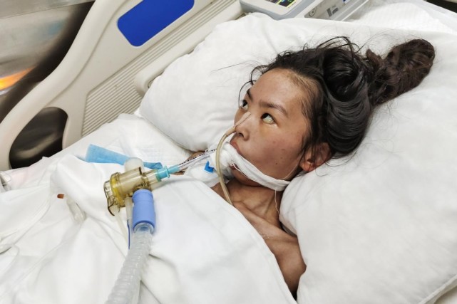 女儿生病到现在,我日夜守在重症监护室门口,不敢离开半步.