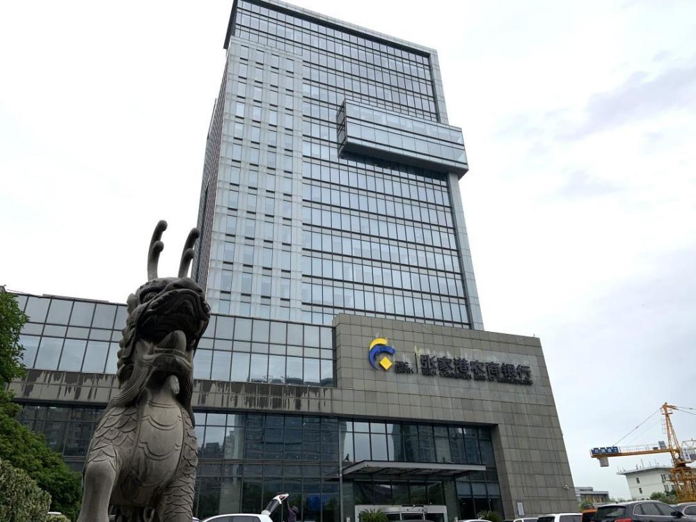 稍早之前曾担任民生银行张家港一支行副行长,更早之前还做过地方报社