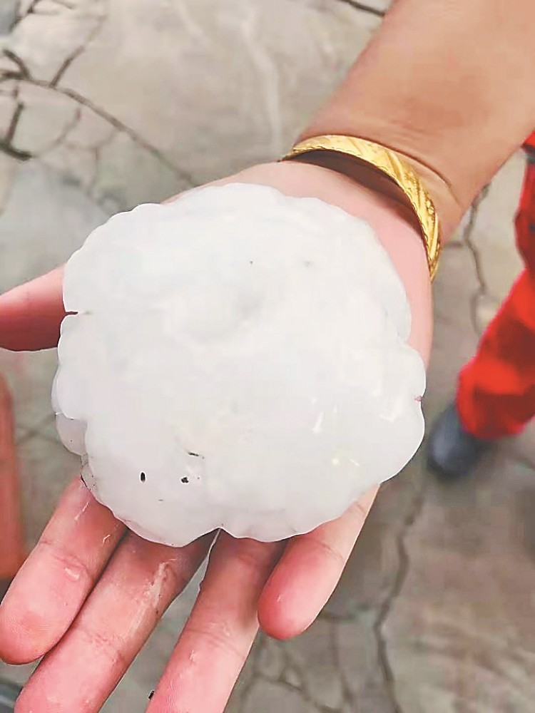 黑龙江大庆突遇冰雹 局部地区冰雹个头如同粘豆包大小
