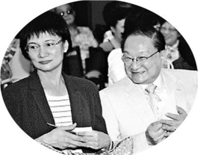 她第一任妻子叫杜冶芬,美艳动人,人称杜四娘.