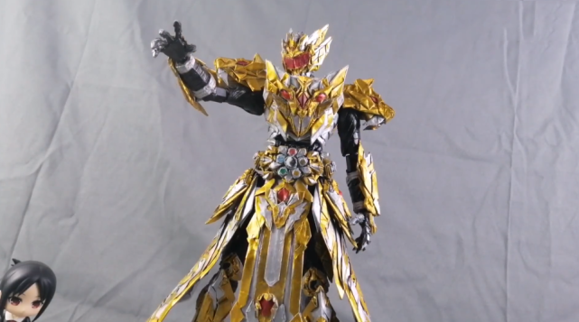 的人也会被四宫所制作的帝皇铠甲所惊艳,特别是最后把置身于金龙之中