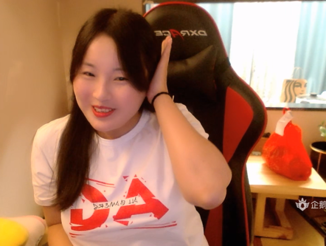 ag菲菲回应战队调整事件,含泪怒怼喷子,表示已请全国前十律师团队