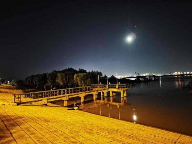 月光照在大地上