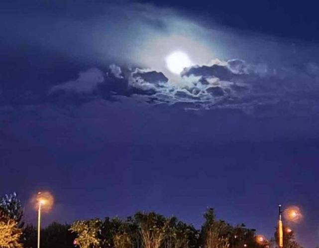 月光照在大地上