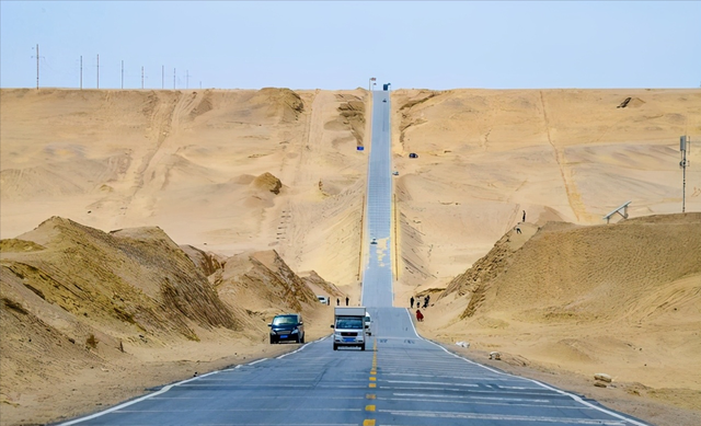青海格尔木市,一条网红u型公路火了!路边风景绝佳,拍照需注意