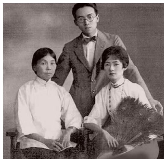 王桂荃被赶过来的人救了下来,她忍不住哭诉了起来,她不想再被转手买卖