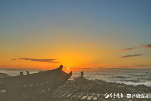 日照礁石公園太陽緩緩升起,金光閃閃唯美浪漫