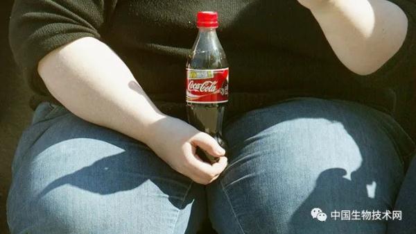 女人喝可乐撑大肚子图片