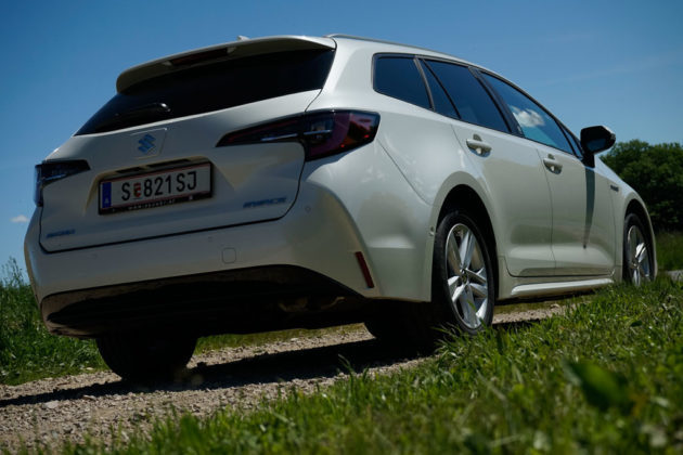 铃木swace 1.8混合动力:卡罗拉旅行车的替代品