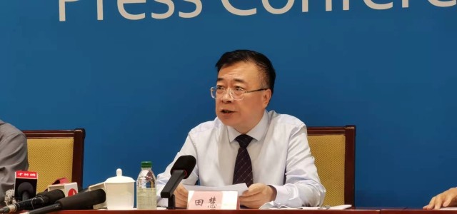 田慧生介绍统筹谋划重大主题教育进课程教材总体情况(林焕新/摄)作者