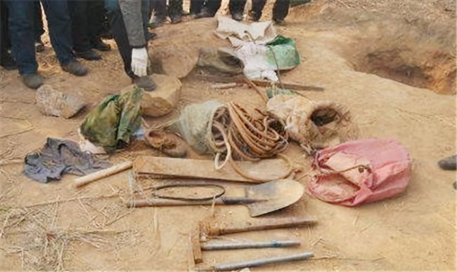 盗墓贼姚玉忠靠自制工具寻宝2000多件为何被捕时存款并不多