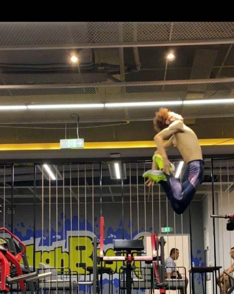 30岁张国伟赤膊淋大雨狂奔腹肌大长腿吸睛刚宣布将复出圆梦