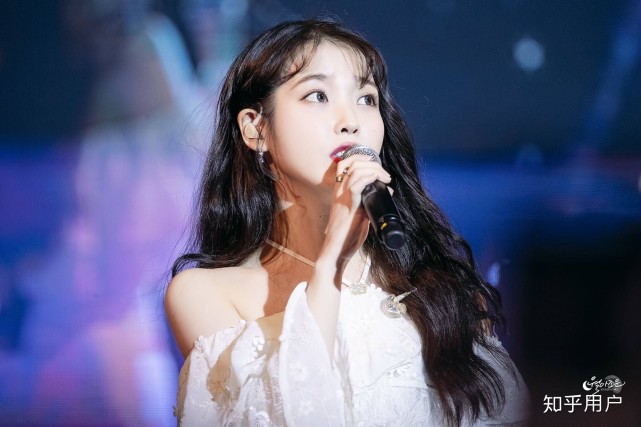 拿着话筒的iu依旧美哒哒