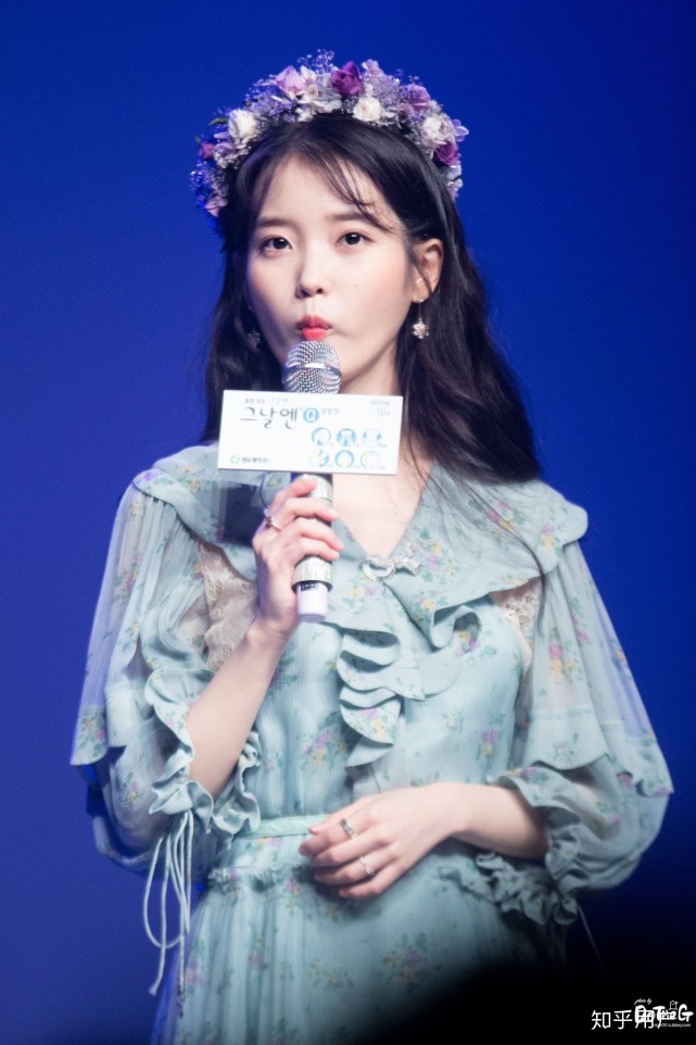 拿着话筒的iu依旧美哒哒