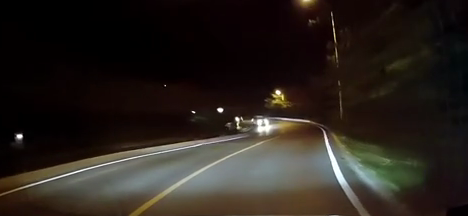 滨海中路夜间现"飙车党",借对向车道漂移过弯险酿事故