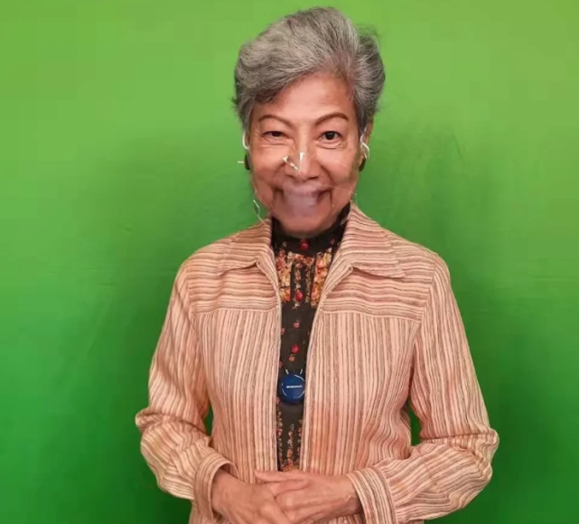 86岁老戏骨罗兰近照,满头白发但精神十足,自曝当年片酬只有10元