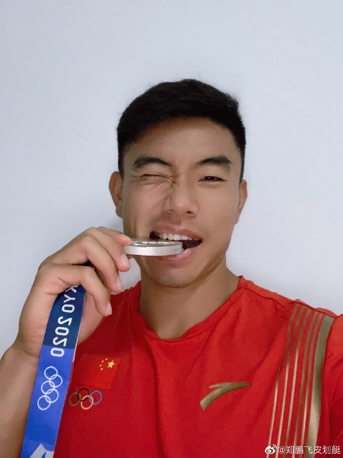 除了朱雪莹的金牌遭遇"意外",在皮划艇赛场获得两枚银牌的郑鹏飞在14