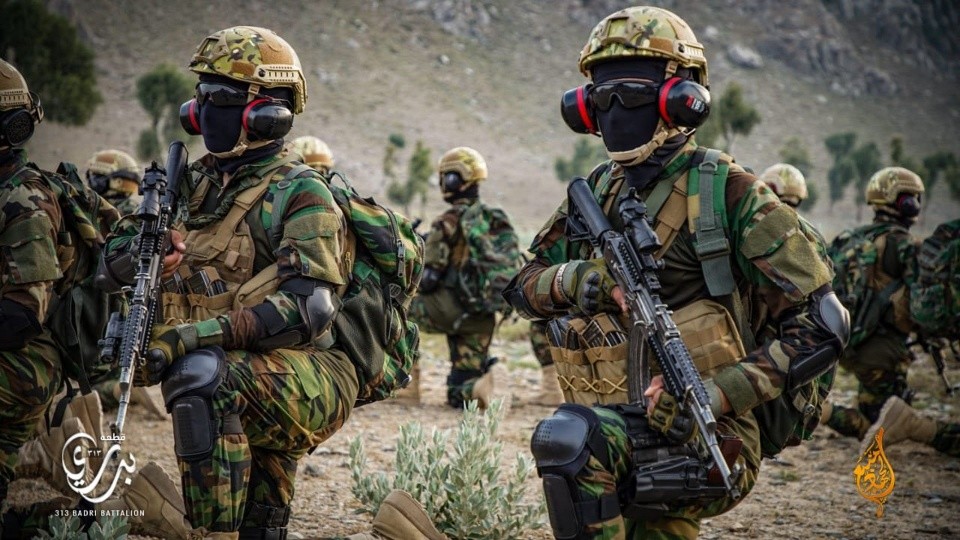 这些来自塔利班精锐部队巴德尔313营(badri 313)的士兵们,穿着全套的